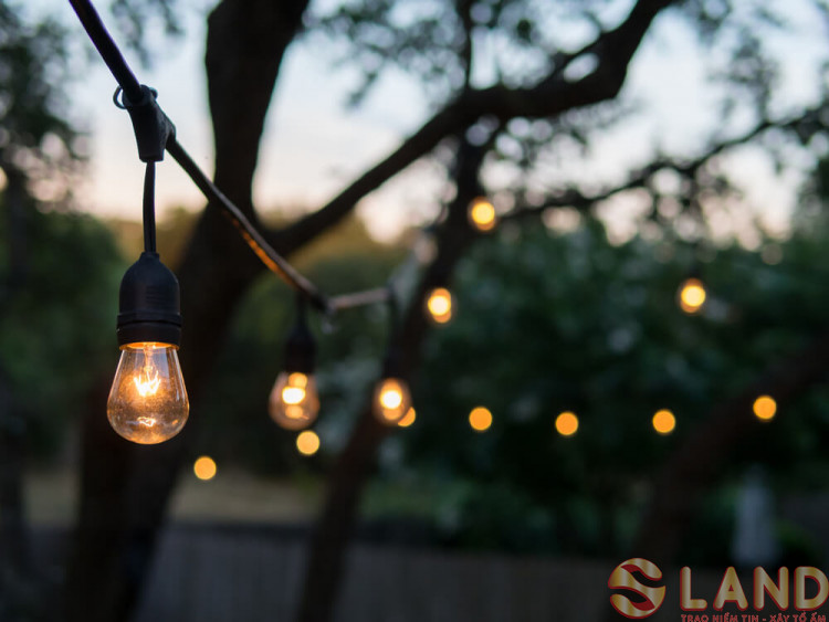 Sân vườn thêm lung linh với 5 ý tưởng treo đèn phong cách Rustic