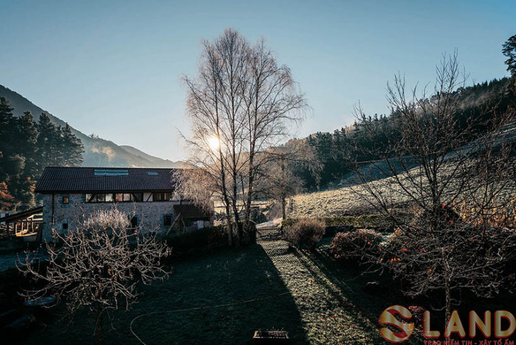 Ngôi nhà 300 tuổi được thiết kế lại thành ngôi nhà hiện đại với cửa sổ hai tầng