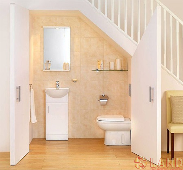 Kiến trúc sư: Làm WC dưới gầm cầu thang sao cho hợp lý