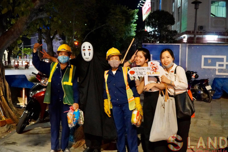 Vô Diện và Ông Địa tặng quà Trung Thu cho Thiếu Nhi và Người Lao Động đường phố